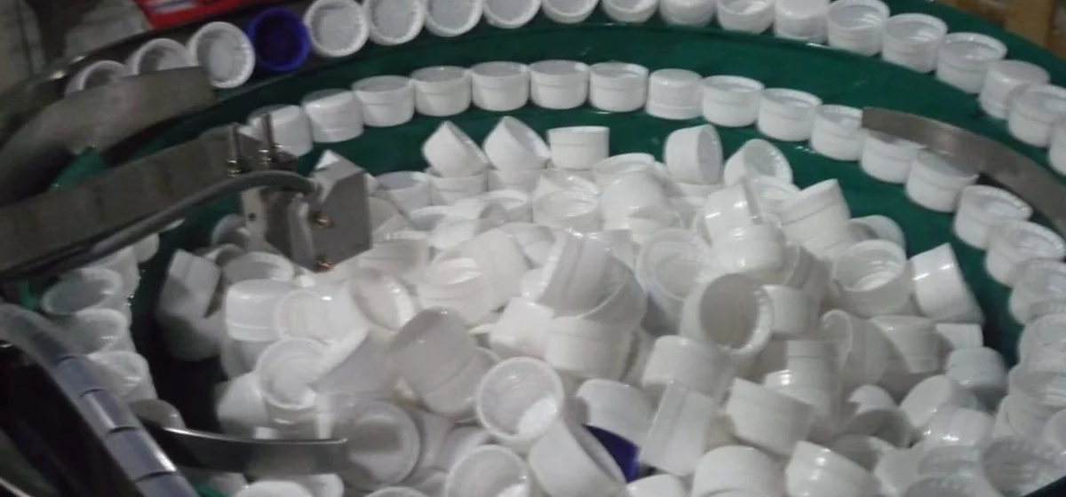 EDELSTEIN vibratory cap sorter feeding bottle caps