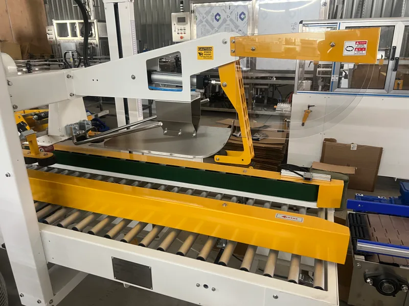 EDELSTEIN automatic carton case sealer with tape head over a roller conveyor