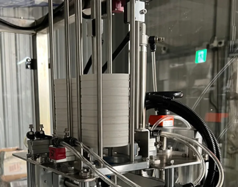 EDELSTEIN denester separating stacked cups before filling